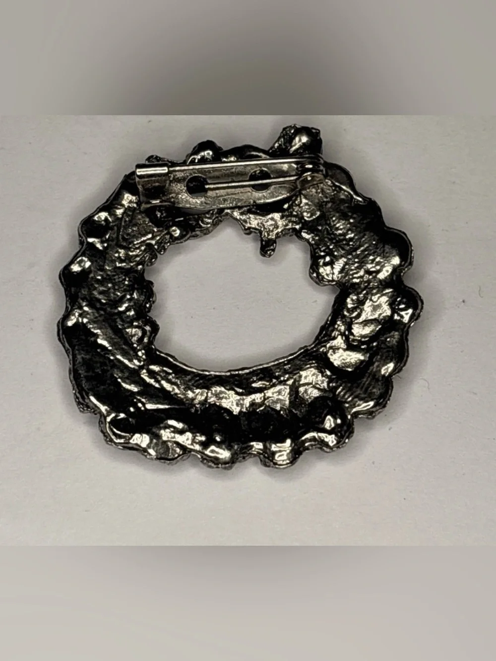 Vintage Christmas Textured Silvertone Metal Wreath Brooch Pin